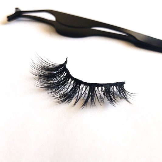 A Pair Of False Eyelashes With Magnets In Fashion - image 2